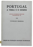 Lote 32 - Livro - Portugal a Terra e o Homem, Antologia de textos de escritores dos séculos XIX - XX por Vitorino Nemésio, Edição da Fundação Calouste Gulbenkian