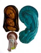 Lote 2604 - Conjunto de 3 imagem da Virgem Maria em faiança policromada e resina, com diferentes decorações, com medidas entre 22 cm e 41 cm de altura, sinais de uso