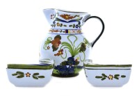 Lote 2610 - Conjunto em cerâmica vidrada composto por jarro decoração policromada com motivos florais Dim: 16 cm (altura), 2 caixas com tampa decoração policromada e motivos florais dim:5x10x8 cm. Nota: Peças marcadas na base, sinais de uso.