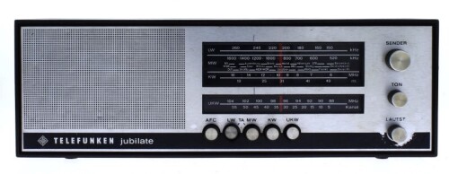 Lote 2765 - Rádio de mesa Telefunken modelo Jubilate 301 com livro de instruções. Anos 70. Dim: 14x42x12 cm. Notas: a funcionar.