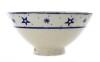 Lote 2773 - Taça em cerâmica vidrada decoração policromada pintada manualmente com motivos de estrelas e sol. Dim: 13x26 cm. Nota: Sinais de uso, peça marcada na base com "Safi". - 2