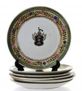 Lote 206 - Conjunto de 6 pratos em porcelana da china policromados com brazão. Dim: 21 cm