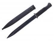 Lote 3331 - Baioneta com bainha em metal e bolsa em couro para cinto marcada AE. Dim: 25 cm (lâmina) e 38 cm (medida total). Nota: Sinais de uso.