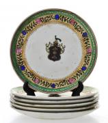 Lote 213 - Conjunto de 6 pratos em porcelana da china policromados com brazão. Dim: 21 cm