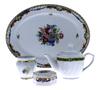 Lote 3491 - Conjunto formado por travessa em porcelana de Limoges com decoração policromada e dourada, pequena caixa em porcelana de Limoges com decoração floral policromada e dourada, 3 potes de especiarias em porcelana de Alcobaça com decoração policrom