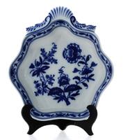 Lote 3495 - Covilhete de porcelana Vista Alegre em forma de concha, decoração Margão, com 4x21x19 cm