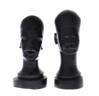 Lote 3528 - Par de escultura africanas em pau preto representando bustos masculino e feminino. Dim: 15cm de altura.