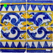 Lote 3547 - Painel de 4 azulejos do séc. XVII, em tons azuis e amarelos, colados em acrílico, com 28,5x28,5 cm. Sinais de uso, pequenos defeitos