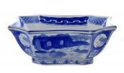 Lote 3548 - Taça em porcelana rectangular com motivos chineses em tons de azul. Dim: 22x18x9cm.
