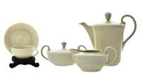 Lote 3549 - Serviço de café em porcelana da Vista Alegre, marca verde, com decoração monocroma bege composto de cafeteira, leiteira, açucareiro, 11 chávenas e 12 pires. Dim: 18 cm (cafeteira). Notas: sinais de uso