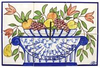 Lote 3615 - Painel de 6 azulejos/relógio de sol, assinado, decoração policromada, motivo "Frutos", com 30x45 cm, sinais de uso