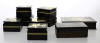 Lote 3626 - Conjunto de 22 caixas com tampa em baquelite, diversos tamanhos e formatos com decoração a negro e dourado com motivos orientais, vegetalistas e aves. Dim: Entre 7x18 cm e 3x4 cm. Nota: Sinais de uso.