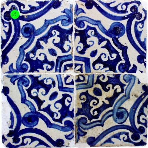 Lote 3643 - Painel de 4 azulejos do séc. XVII, em tons azuis, colados em acrílico, com 28,5x28,5 cm. Sinais de uso, pequenos defeitos