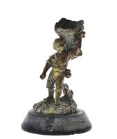 Lote 3647 - Escultura em bronze, representando menino com cesto. Base em pedra preta. Sinais de uso. Altura: 15 cm.