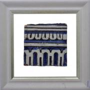 Lote 3728 - Azulejo séc. XVII, em tons azuis, com 14x14 cm, colado em vidro (moldura decape branca com 30x30 cm, azulejo com sinais de uso)