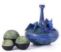 Lote 3748 - Conjunto de 3 peças em cerâmica composto por jarra policromada em tons de azul e verde com relevos geométricos Dim: 35x30 cm, 3 peças decorativas relevadas em forma de bola com tons de verde e preto Dim: entre 15 cm diâmetro e 10 cm diâmetro.