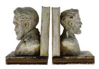 Lote 3795 - Par de cerra-livros em terracota, marcado na base A Industrial Decorativa de Coimbra, numerado, com busto de Camões e Victor Hugo, com 18x13x12 cm, sinais de uso