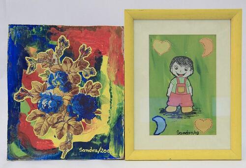 Lote 1 - Original - Duas técnicas mistas uma sobre platex, uma com motivo floral, sem moldura, outra infantil com representação de menino, com moldura em madeira pintada de amarelo, ambas assinadas Sandra e datada de 2009. Dimensão: 40x34 cm e 30,5x20,5 c