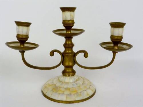 Lote 258 - Candelabro de 3 lumes em latão com aplicação de madrepérola, com 20x29x13 cm