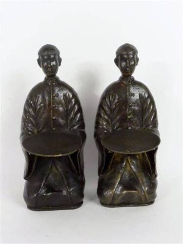 Lote 267 - Par de estatuetas em bronze, "Monges" provenientes da Tailândia, com 22 cm de altura