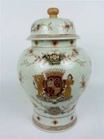 Lote 279 - Pote com tampa de porcelana oriental, decorado com brasões de armas e flores de tom castanho e laranja sobre fundo branco, com 43 cm de altura