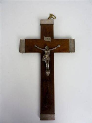 Lote 297 - Crucifixo em madeira de pau-santo, com imagem de Cristo crucificado, placa INRI e terminais da cruz em prata, com 29x16 cm, imagem de Cristo com 8,5x7,5 cm