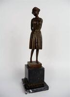 Lote 321 - Escultura em bronze com figura feminina sobre base de pedra mármore, assinada D.H. Chiparus, com selo de garantia, numerada, com 39 cm de altura