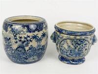 Lote 336 - Lote de 2 floreiras em porcelana oriental, com marcas, 1 decorada com paisagem com figuras a azul sobre fundo bege craquelé, com 22 cm de altura e 24 cm de diâmetro e floreira com pegas com cabeça de leão, decoradas com flores e pássaros a azul