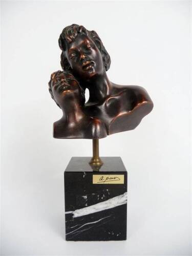 Lote 346 - Estatueta em bronze, motivo "par de figuras", sobre base de pedra, assinada, com 25x12x8 cm