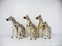 Lote 370 - Família de 6 zebras forradas a pele, com medidas entre 29 cm e 35 cm de altura