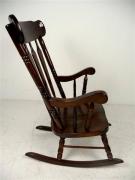Lote 466 - Cadeira de baloiço em madeira de carvalho, com cerca de 110x70x80 cm