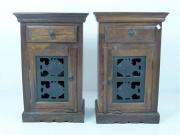 Lote 467 - Par de mesas de cabeceira em madeira exótica, com 1 gaveta e porta em chapa recortada com figura de peixes, com 70x45x30 cm (madeira com riscos)