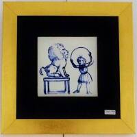 Lote 487 - Paula Rego, placa cerâmica colorida, motivo "Menina com Arco e Leão", ostenta no verso a assinatura da artista, com 14x14cm (numa bela moldura dourada). NOTA: esta peça é acompanhada por certificado da Galeria RATTON.