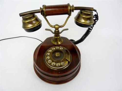 Lote 493 - Telefone de modelo antigo em madeira e latão, com 21 cm de altura