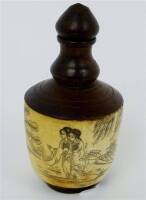 Lote 495 - Frasco de perfume em marfim e ébano, China, início do sec XX, motivo "Cenas Orientais Estilizadas", com grafitados, restos de policromia e uma linda patine antiga, com aproximadamente 7 cm de altura. NOTA: excepcional frasco para perfume. Eleva