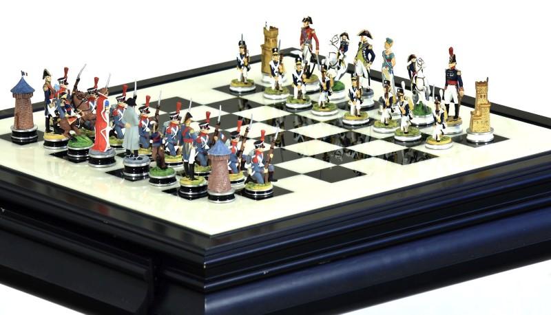 A fração das peças pretas em relação ao total de casas no tabuleiro do  seguinte jogo de xadrez, mais a 