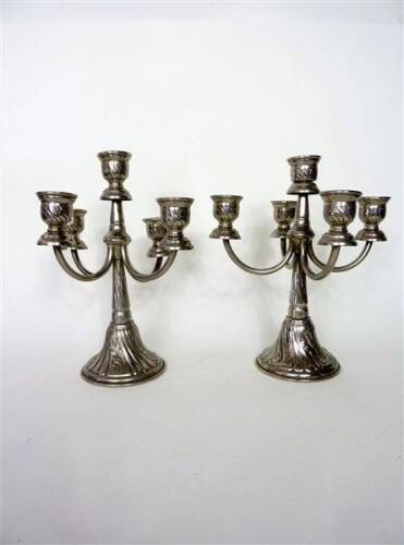 Lote 979 - Par de candelabros em casquinha com 5 lumes cada, com 25 cm de altura e 21 cm de diâmetro