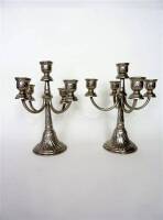 Lote 979 - Par de candelabros em casquinha com 5 lumes cada, com 25 cm de altura e 21 cm de diâmetro