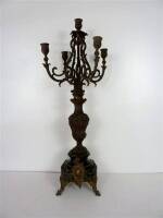 Lote 984 - Candelabro de latão com 5 lumes, decorado com querubins sobre base quadrada de pedra e latão, com 71 cm de altura (com falhas e defeitos)