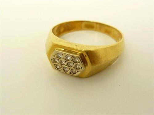 Lote 989 - Anel de ouro com 3 contrastes, cravejado com 10 diamantes, tam 20, com 5,4gr