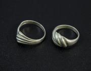 Lote 13 - Dois anéis em prata estriados, com contrastes águia 835, tamanhos 13 e 19. Peso: 5,1 gr. Sinais de uso.