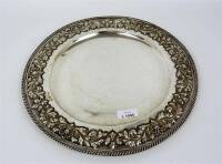 Lote 1005 - Salva de prata, punção Águia, cinzelada com decoração vegetalista e concheados, com 43,5 cm de diâmetro e com o peso de 1.400 gr