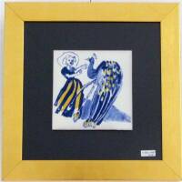 Lote 1012 - Paula Rego, placa cerâmica colorida, motivo "Mulher e Fénix", ostenta no verso a assinatura da artista, com 14x14cm (numa bela moldura dourada). NOTA: esta peça é acompanhada por certificado da Galeria RATTON.