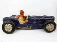 Lote 1024 - Carro de corrida com condutor - Bugatti - em papier-machê, policromado, com 26x75x30 cm