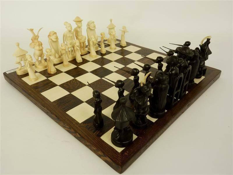 Peças De Xadrez Brancas De Madeira Num Tabuleiro De Xadrez Com Fundo Turvo  Imagem de Stock - Imagem de xadrez, marfim: 272667585