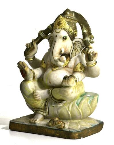 Lote 4014 - Escultura em mármore representando figura de Ganesha com decoração policromada e dourada. Dim: 45x30x18 cm