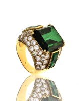 Lote 4092 - Anel de pedras finas em ouro amarelo 750 (18 k) cravejado com uma pedra verde translucida em talhe esmeralda com cerca de 20,47 ct., 4 esmeraldas em talhe quadrangular e pedras finas translucidas em talhe brilhante. Sem marcas de contraste apa