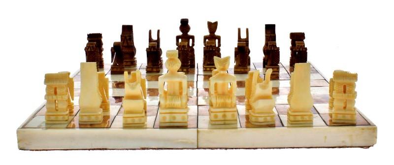 Lot - Tabuleiro de jogo de gamão e xadrez e peças marfim