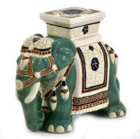 Lote 4890 - Banco em cerâmica chinesa em forma de elefante com decoração policromada. Dim: 44x50x25 cm