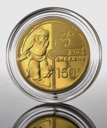 Lote 5019 - Moeda de ouro de 24 k de 150 Yuan de 2008, proof, com 1/3 Oz, 10 gr. "Jogo Coju Chinês" - comemorativa dos Jogos Olímpicos de Pequim. Moeda oficial acondicionada em caixa de madeira com certificado. Moeda idêntica á venda por € 907 em http://thelondoncoincompany.com/